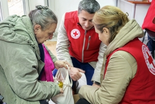 ДЕЛЕГАЦИЯ НА ЕК ПОСЕТИ РАЗДАВАТЕЛЕН ПУНКТ НА БЧК  ПО ВРЕМЕ НА ГОДИШНАТА СРЕЩА ПО НАПРЕДЪКА НА ПРОГРАМА „ХРАНИ И ОСНОВНО МАТЕРИАЛНО ПОДПОМАГАНЕ“ 2021–2027